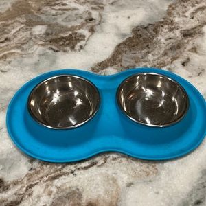 Silicone pet feeder